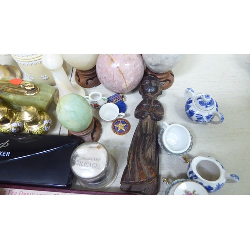 177 - Mixed collectables: to include Chinese hardstone eggs; a hip flask; two Parker pens; and miniature c... 