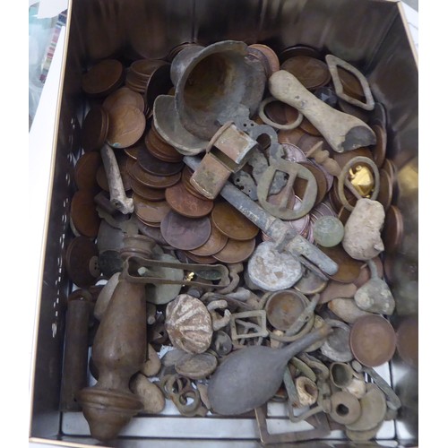 368 - Uncollated coins and metal detector finds: to include a bell and metal fragments