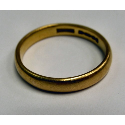 194 - A 22ct gold wedding band