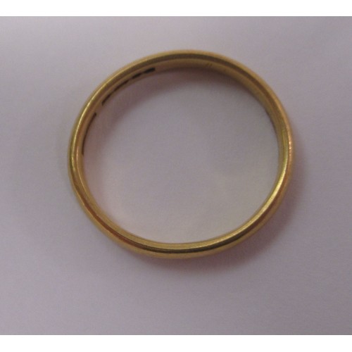 194 - A 22ct gold wedding band