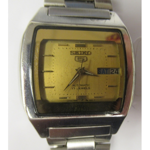 103 - A vintage Seiko 5 automatic stainless steel cased bracelet watch, faced by a gilt baton dial with a ... 