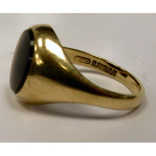 11 - A 9ct gold signet ring, set with tigers eye