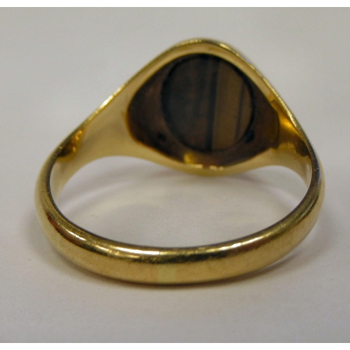 11 - A 9ct gold signet ring, set with tigers eye