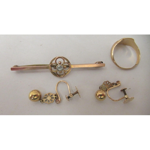 168 - 9ct gold jewellery, viz. a bar brooch; a pair of mother-of-pearl earrings and a ladies signet ring&n... 