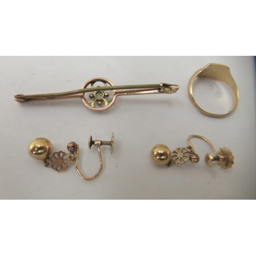 168 - 9ct gold jewellery, viz. a bar brooch; a pair of mother-of-pearl earrings and a ladies signet ring&n... 