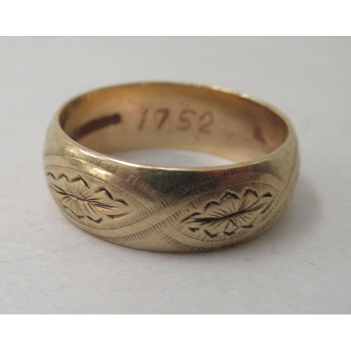 175 - A 9ct gold engraved band ring