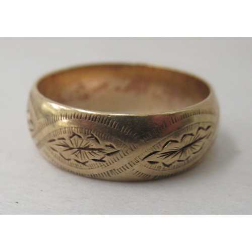 175 - A 9ct gold engraved band ring