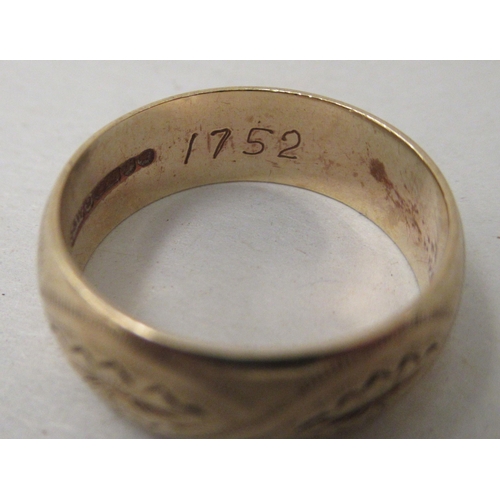 175 - A 9ct gold engraved band ring