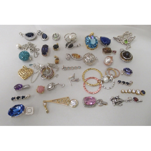 179 - Costume jewellery: to include silver coloured metal pendants and earrings 