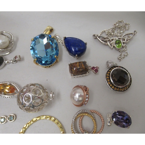 179 - Costume jewellery: to include silver coloured metal pendants and earrings 