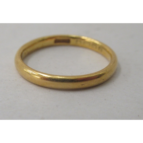 180 - A 22ct gold wedding ring 