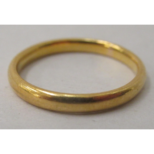 180 - A 22ct gold wedding ring 