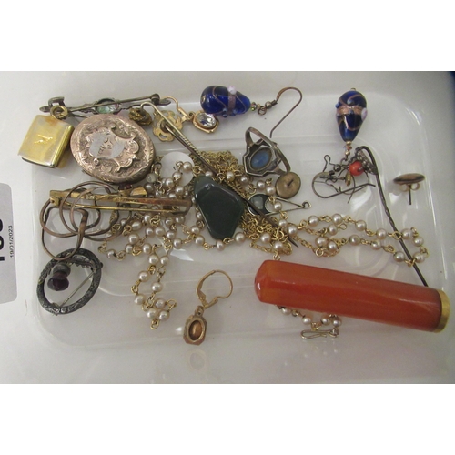 183 - Items of personal ornament and other collectables: to include a gold coloured metal pendant locket; ... 