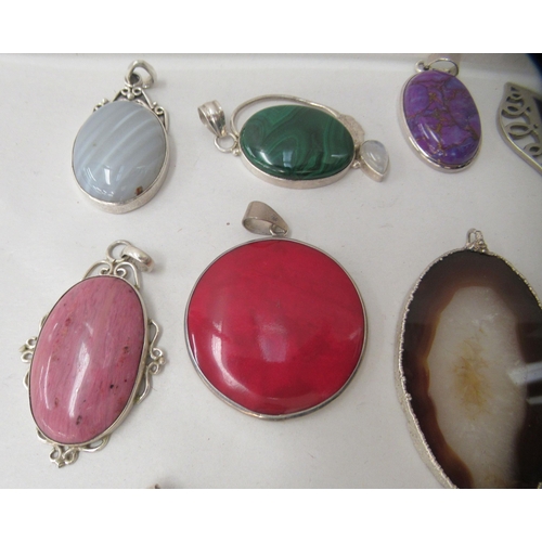 189 - Costume jewellery, comprising silver coloured and hardstone mounted pendants 