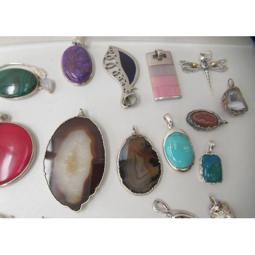 189 - Costume jewellery, comprising silver coloured and hardstone mounted pendants 