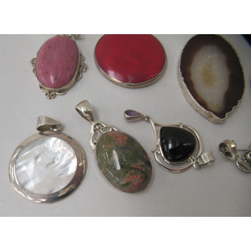 189 - Costume jewellery, comprising silver coloured and hardstone mounted pendants 