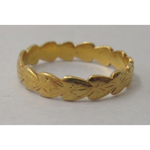 193 - A 22ct gold engraved band ring 