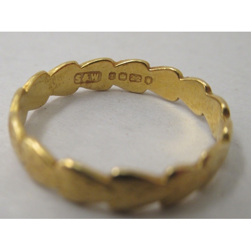 193 - A 22ct gold engraved band ring 