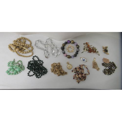 203 - Costume jewellery: to include various fancy link and bead necklaces 