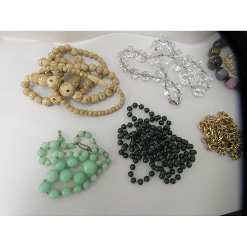 203 - Costume jewellery: to include various fancy link and bead necklaces 