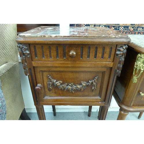 222 - Two similar early 20thC French mahogany bedside pot cupboards with marble tops, each with a shallow ... 