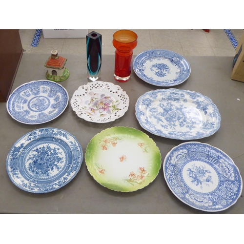 248 - Ceramics: to include an early 20thC pearlware plate, decorated with a basket of flowers  9