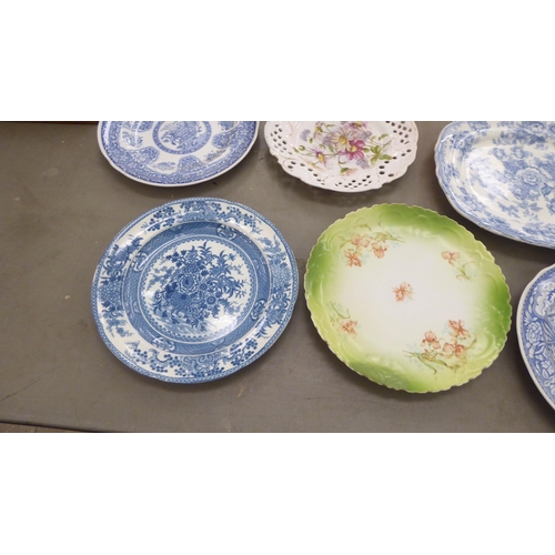 248 - Ceramics: to include an early 20thC pearlware plate, decorated with a basket of flowers  9