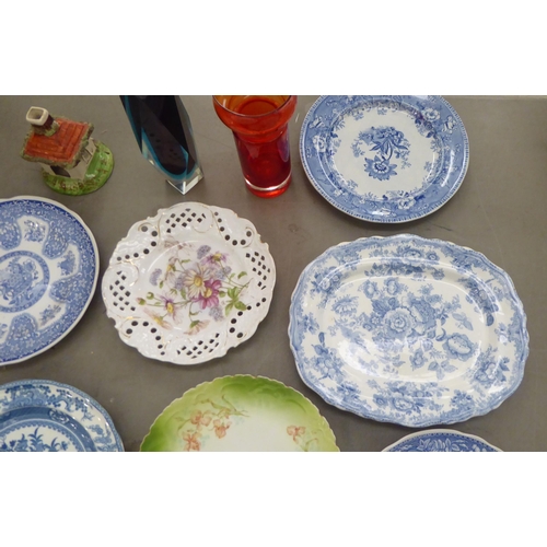 248 - Ceramics: to include an early 20thC pearlware plate, decorated with a basket of flowers  9