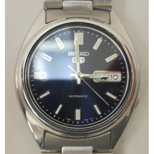 274 - A Seiko 5 stainless steel cased and strapped automatic wristwatch, faced by a baton dial with a day/... 