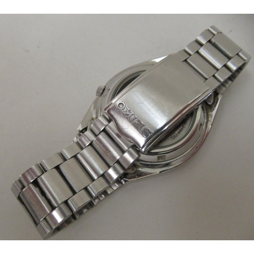 274 - A Seiko 5 stainless steel cased and strapped automatic wristwatch, faced by a baton dial with a day/... 