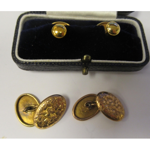 29 - A pair of 9ct gold tablet design cufflinks; and a pair of 9ct gold shirt studs 