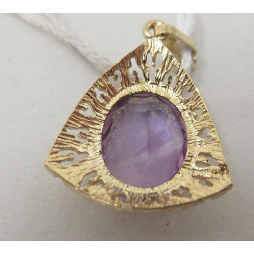 299 - A 9ct gold pendant, set with an amethyst