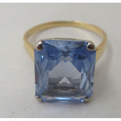 309 - An 18ct gold cocktail ring, set with a blue stone