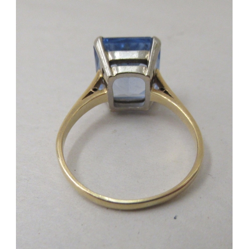 309 - An 18ct gold cocktail ring, set with a blue stone