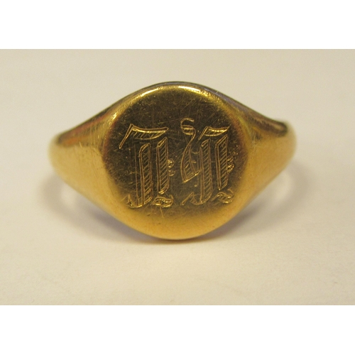 32 - An 18ct gold signet ring 