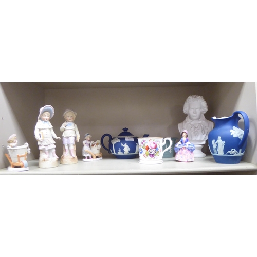 324 - Decorative ceramics: to include a Wedgwood Jasperware teapot