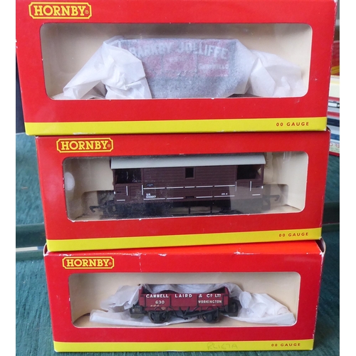 67 - Hornby 00 gauge accessories: to include wagons, rolling stock, track, a buffer stop and accessories ... 