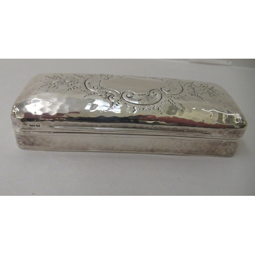 86 - Silver items: to include an Edwardian rectangular table box with a hinged lid and engraved ornament&... 