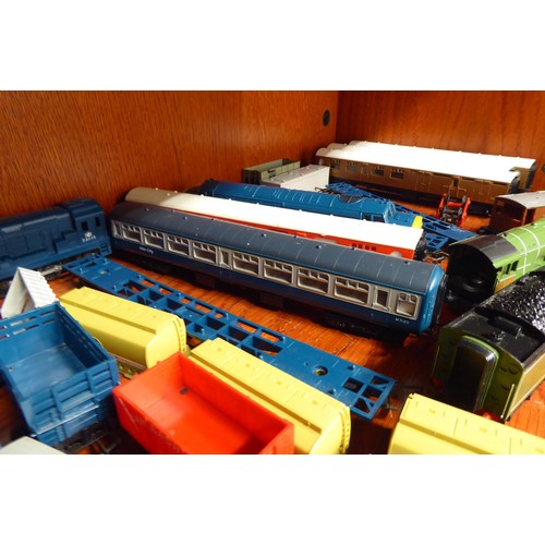 252 - Corgi toys and diecast model vehicles: to include a Commer 3/4 ton chassis; and model railway relate... 