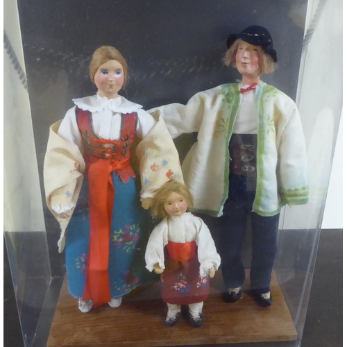 141 - Fabric and composition dolls: to include King Henry VIII  16