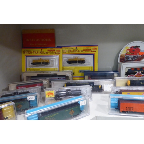 184 - N gauge model railway accessories, comprising locomotives, carriages and accessories 