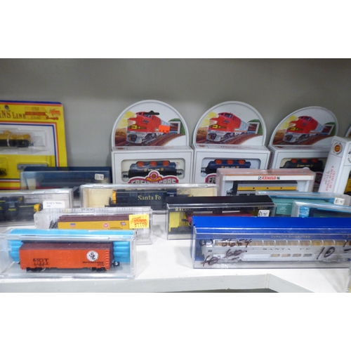 184 - N gauge model railway accessories, comprising locomotives, carriages and accessories 