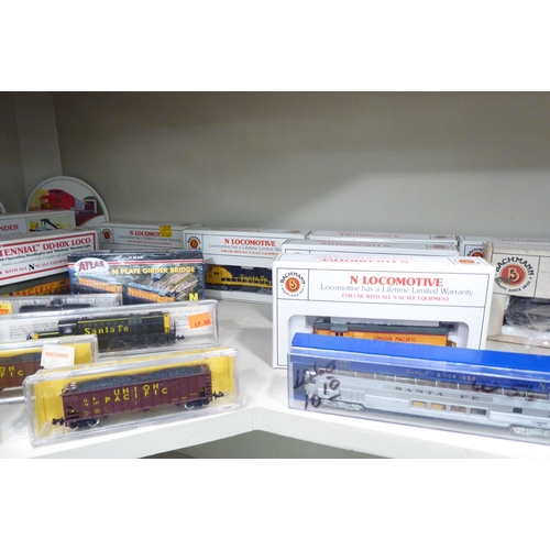 184 - N gauge model railway accessories, comprising locomotives, carriages and accessories 