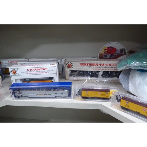 184 - N gauge model railway accessories, comprising locomotives, carriages and accessories 