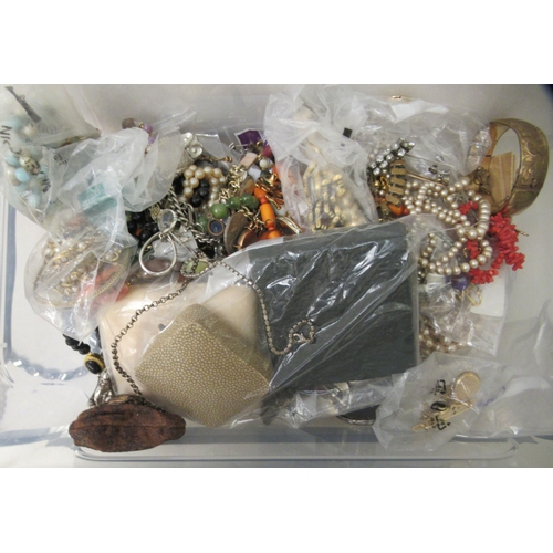 222 - Costume jewellery, collectables and items of personal ornament: to include tiepins; simulated pearls... 