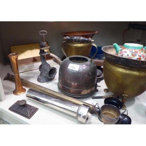 224 - 19thC and 20thC metalware: to include kitchen bygones; horse brasses and kettles