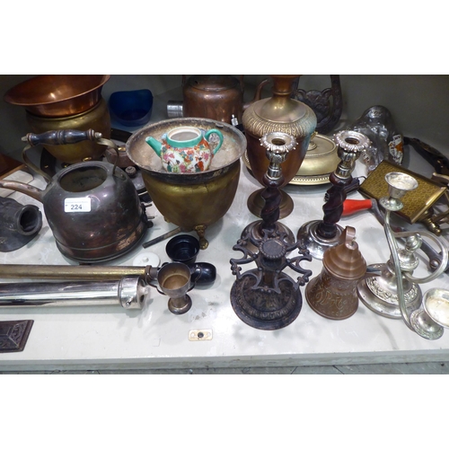 224 - 19thC and 20thC metalware: to include kitchen bygones; horse brasses and kettles