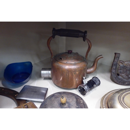 224 - 19thC and 20thC metalware: to include kitchen bygones; horse brasses and kettles