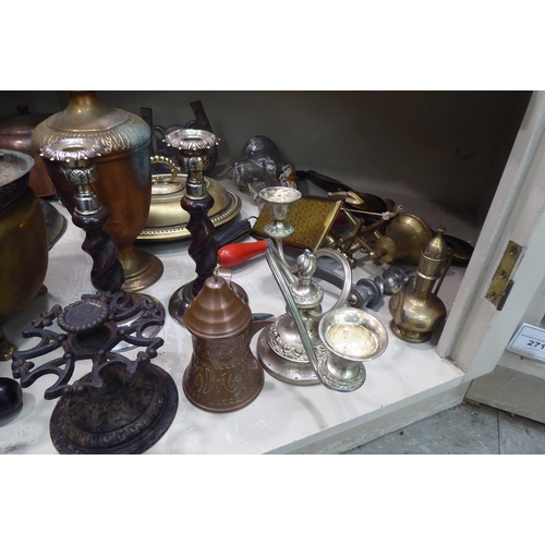 224 - 19thC and 20thC metalware: to include kitchen bygones; horse brasses and kettles