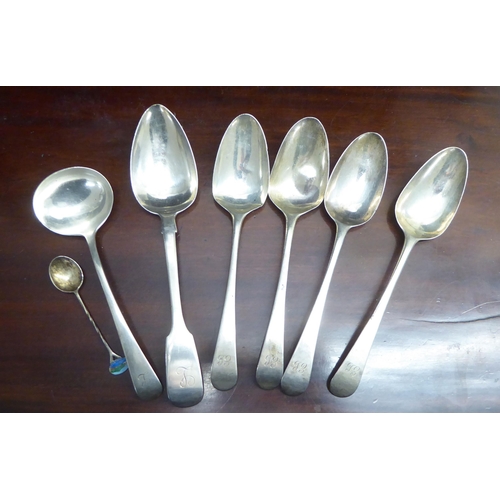 91 - Silver collectables: to include a George III fiddle pattern tablespoon  indistinct London marks